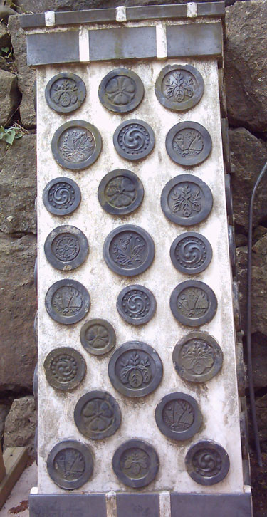- Những Kamon khắc trên đá được trưng bày tại Lâu đài Himeji, tỉnh Hyogo -