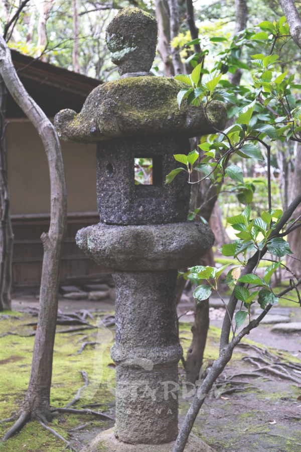 - Đèn đá tại sân vườn Rakusui-en, Nhật Bản -